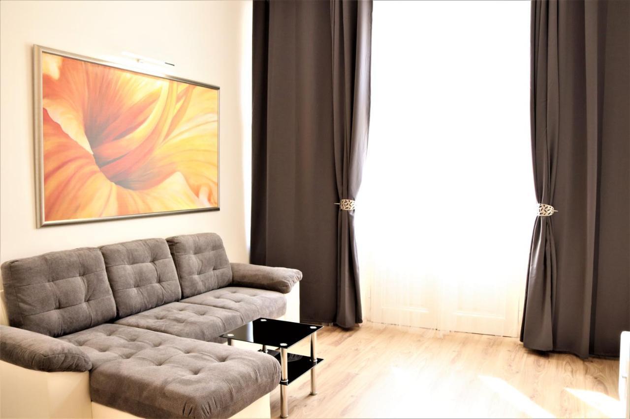 One-Bedroom Apartment,1033533590:JPEG