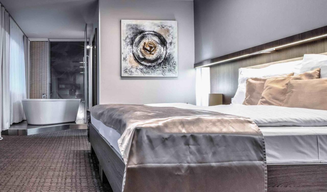 Deluxe Double Room Access to Wellness Fitness,1089556098:JPEG
