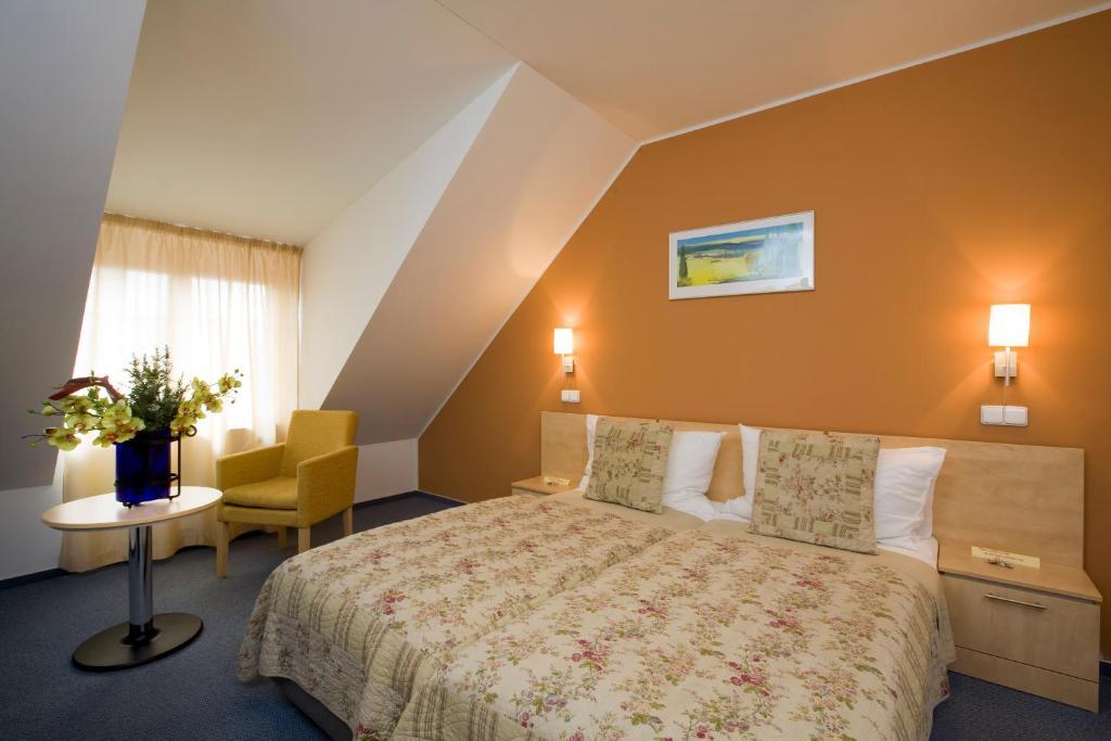 Standard Twin Room,79803495:JPEG