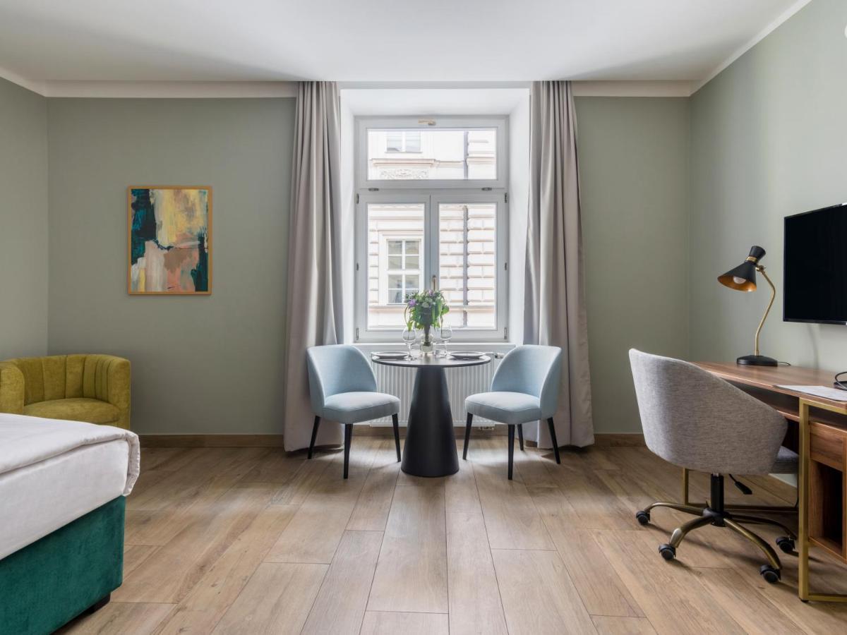 Extra Large Studio Kitchenette Bathtub