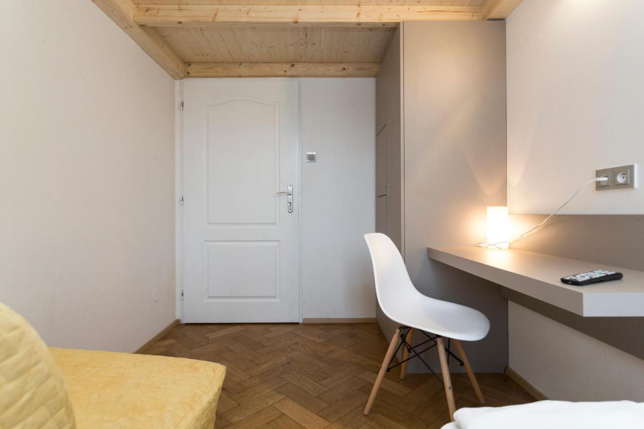 Single Room,696735078:JPEG
