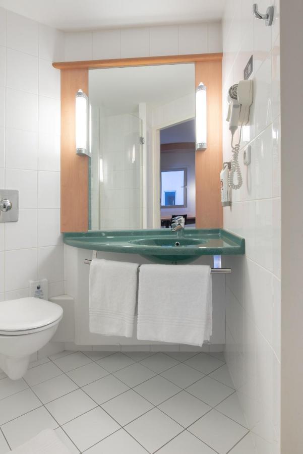 Room 1 double bed