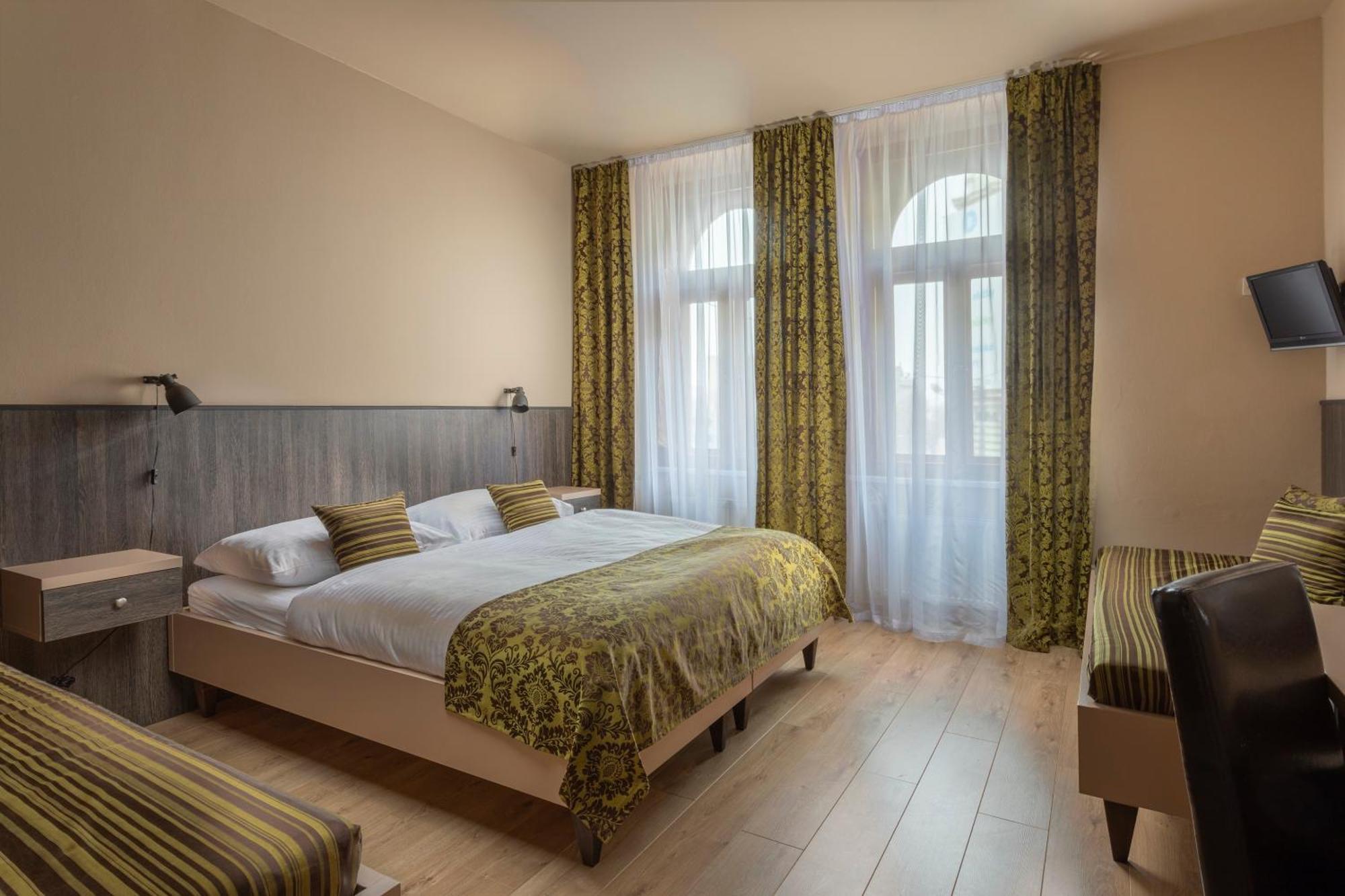 Standard Triple Room with Extra Bed,1437622801:JPEG