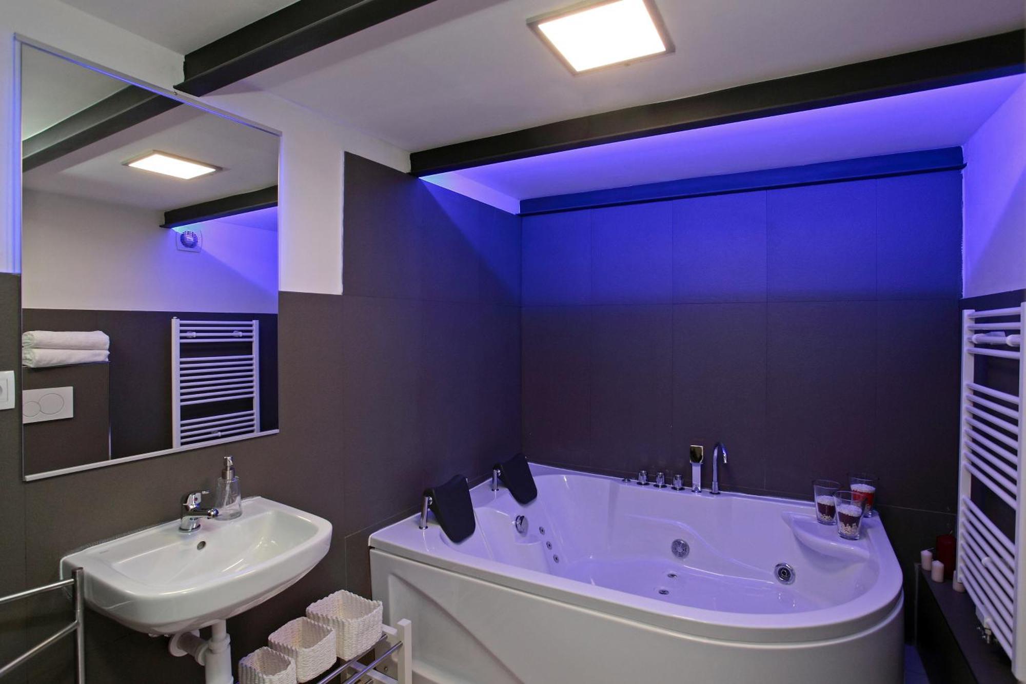 Superior Deluxe Apartment with Hot Tub (8 Adults)