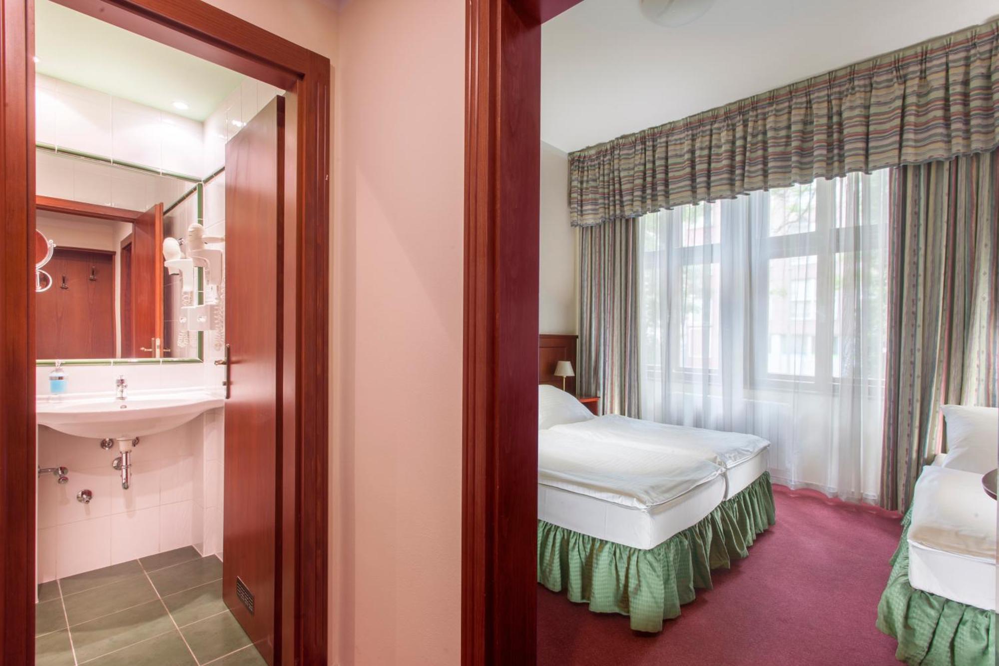 Triple Room,328110778:JPEG