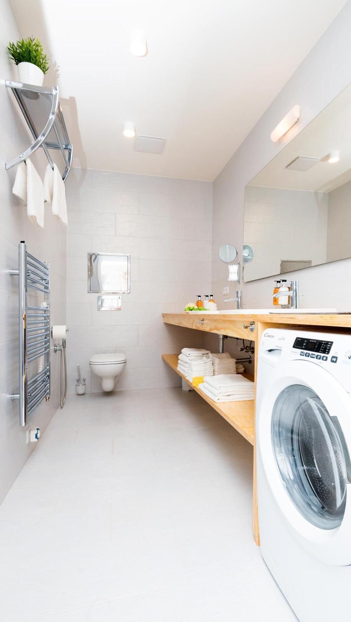Grand Apartment Shower
