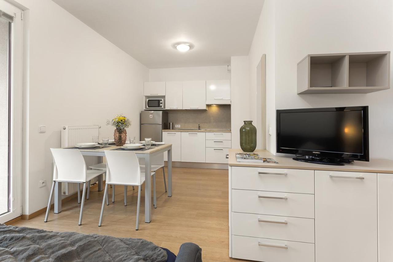 One-Bedroom Apartment,1327790093:JPEG