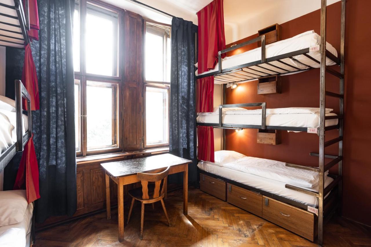 Bunk Bed 12-Bed Mixed Dormitory