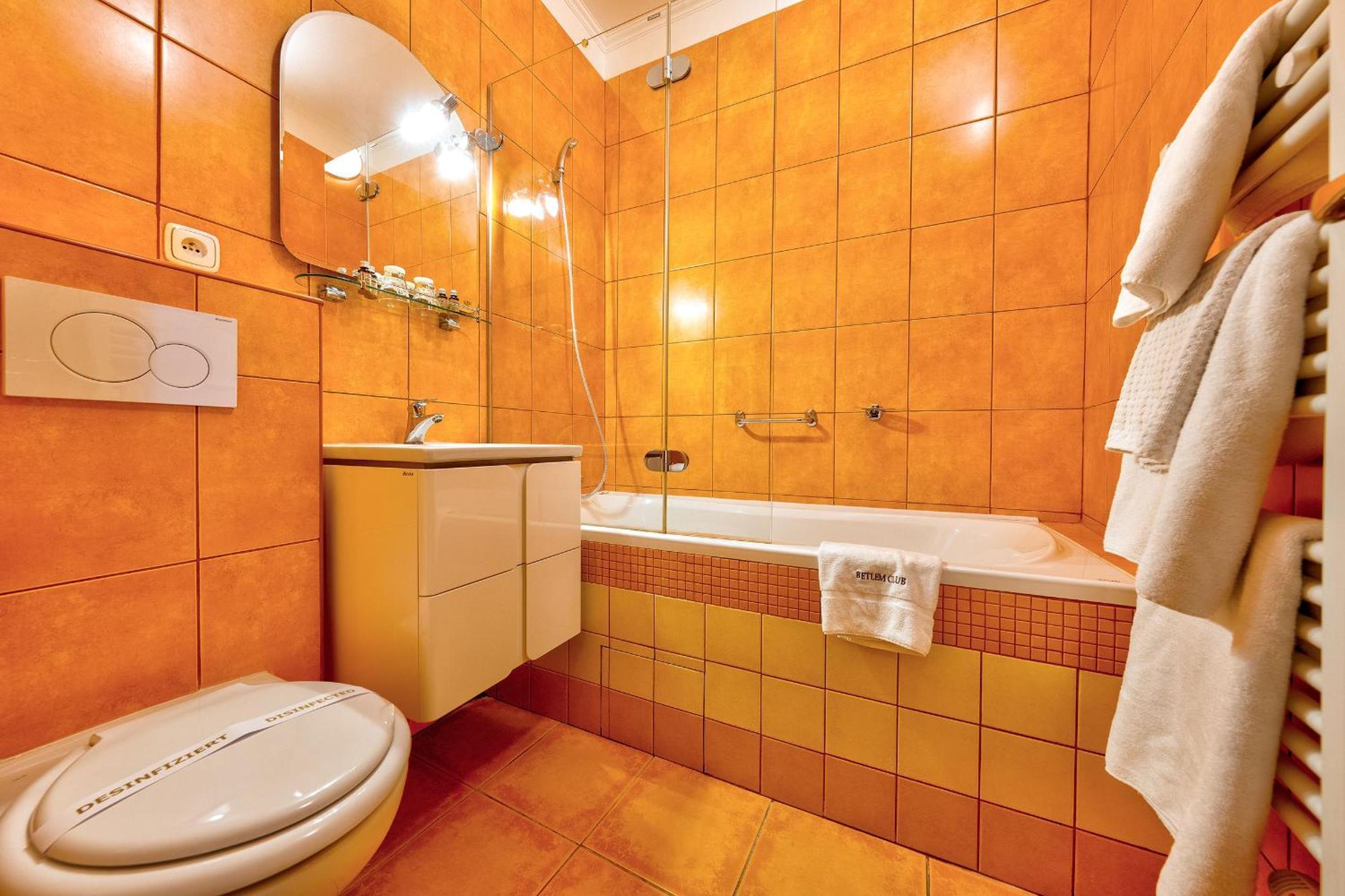 Double Room,1527768724:JPEG