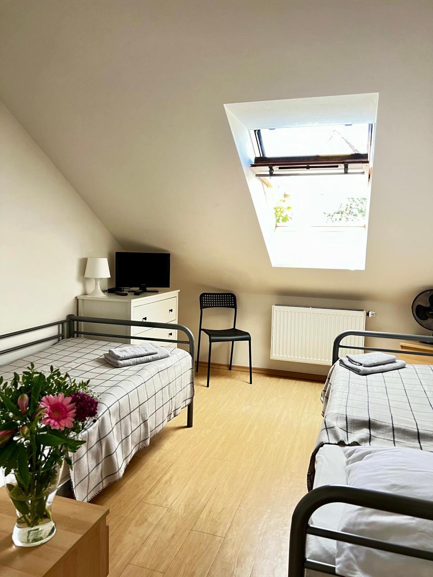 Twin Room,1548452404:JPEG