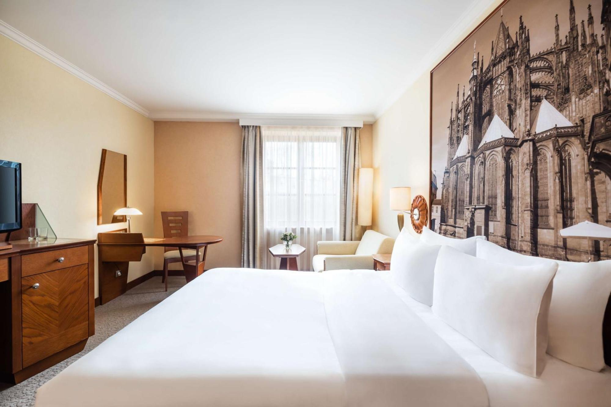 Deluxe Queen Room,1558279843:JPEG