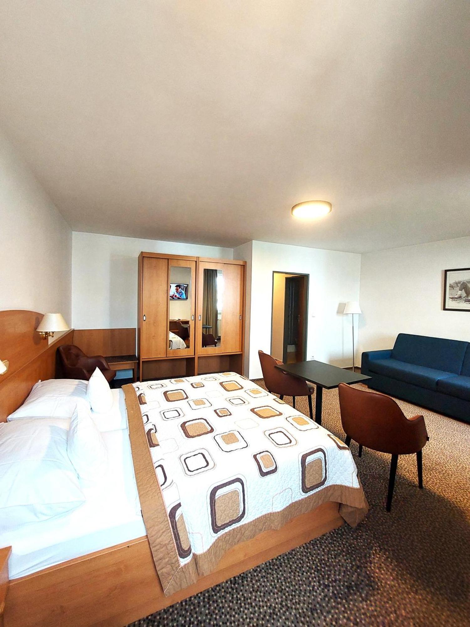 Triple Room,1604075970:JPEG
