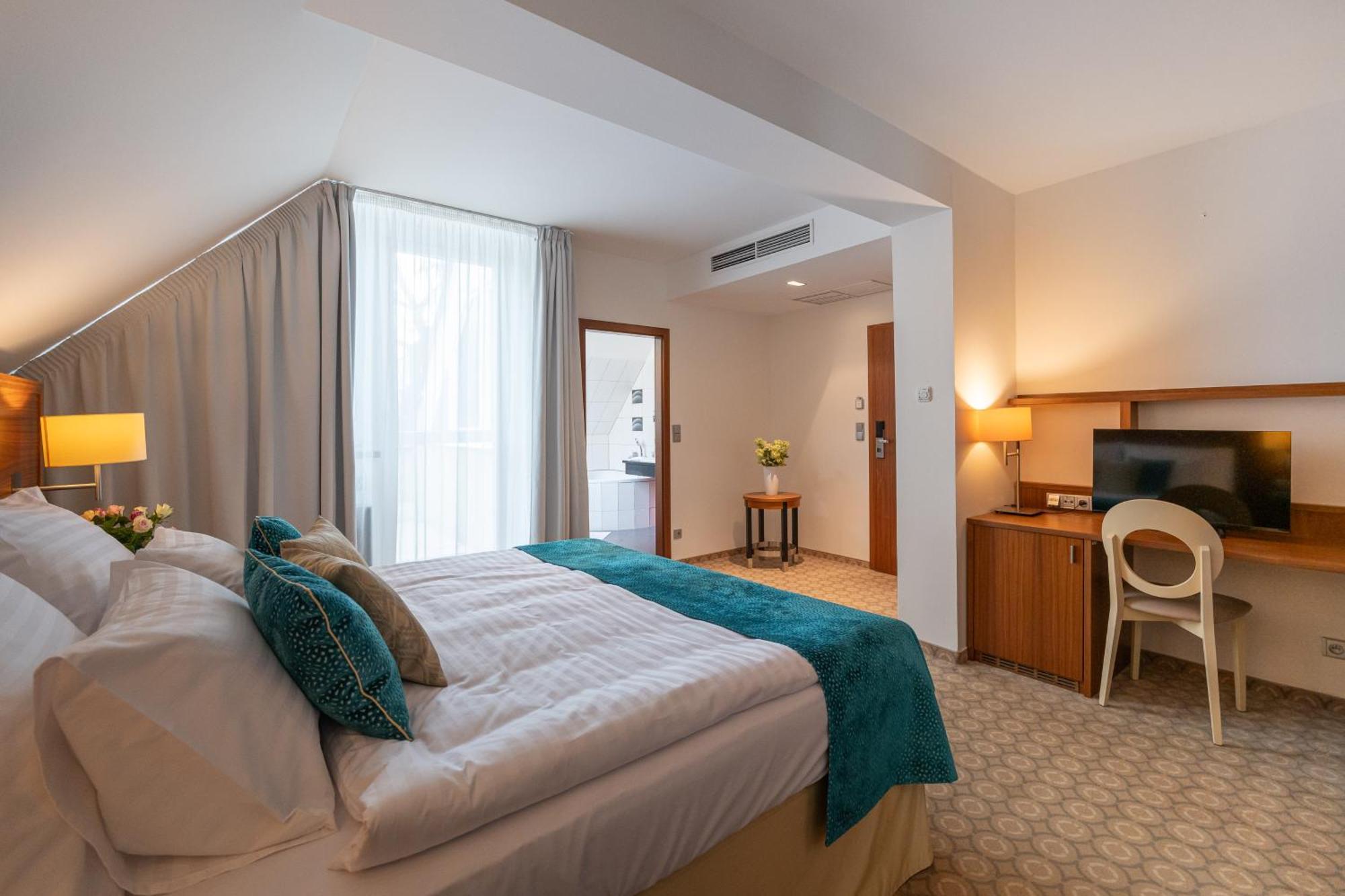 Deluxe Double Room Bath