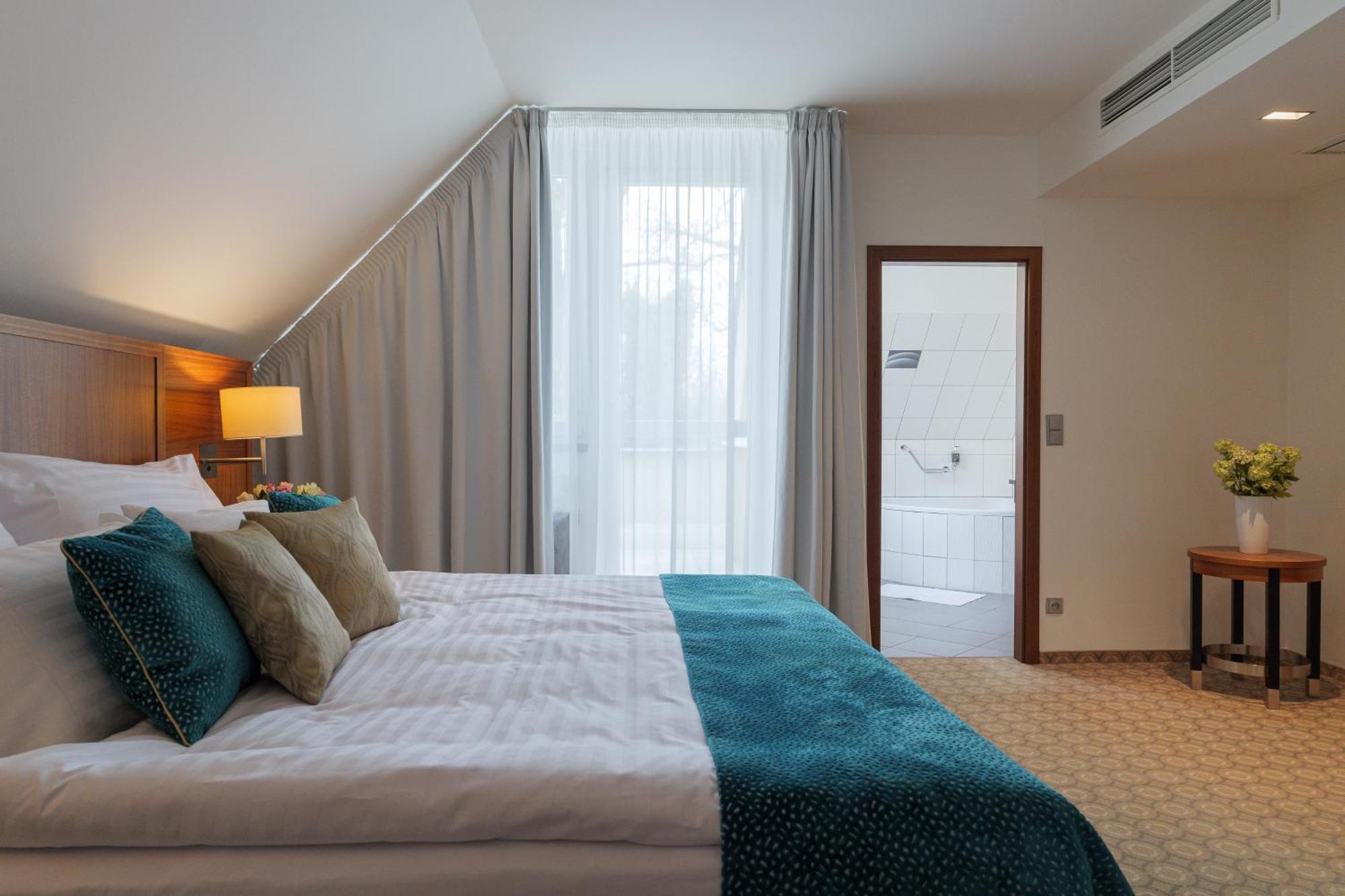 Deluxe Double Room Bath