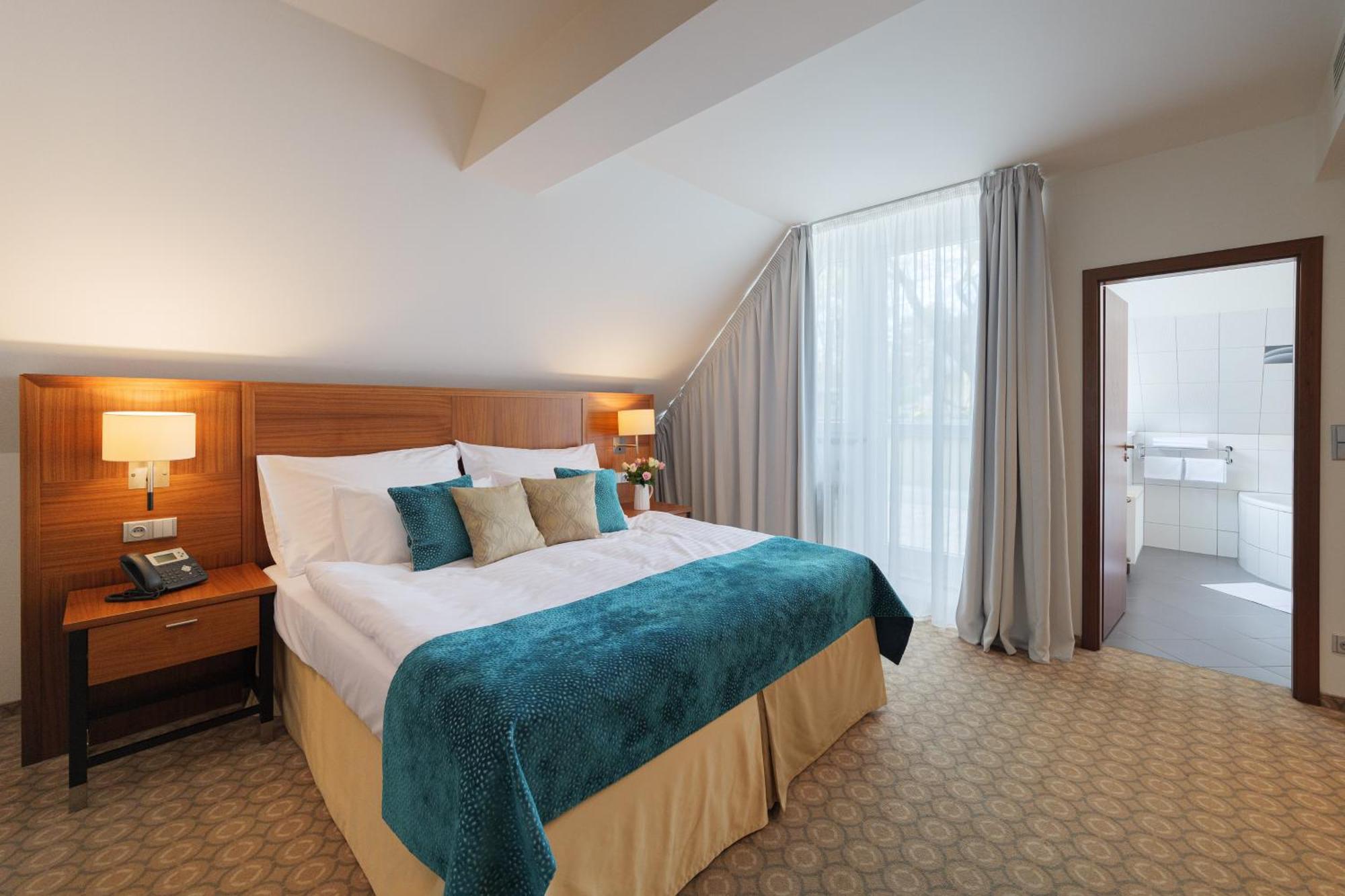 Deluxe Double Room Bath
