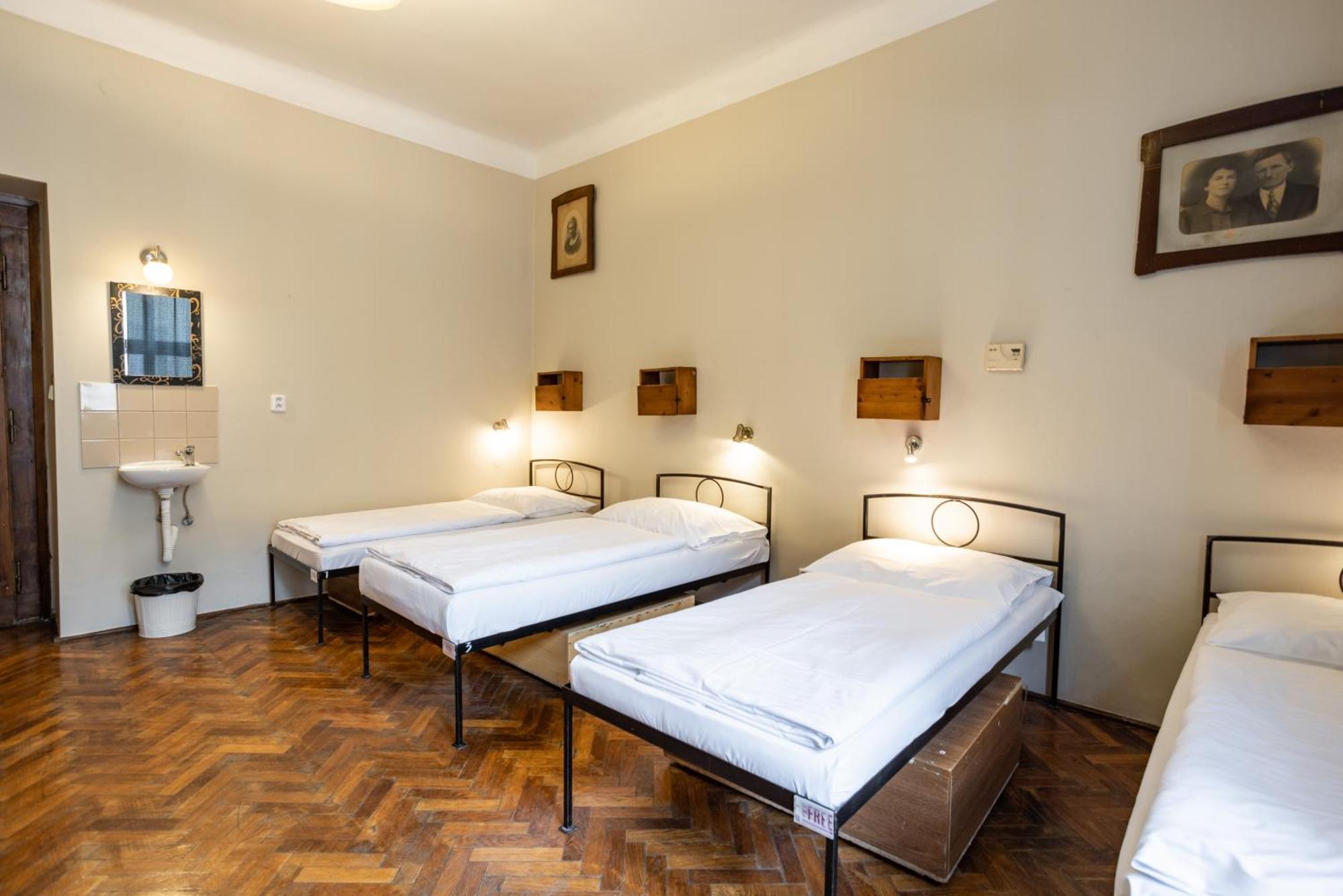 Single Bed 6-Bed Mixed Dormitory