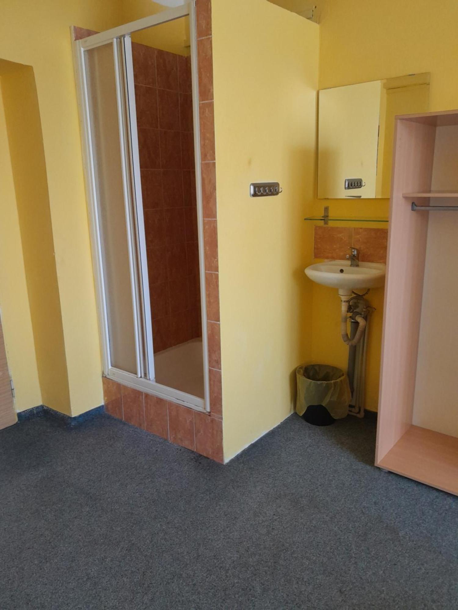 Standard Double Room Shower