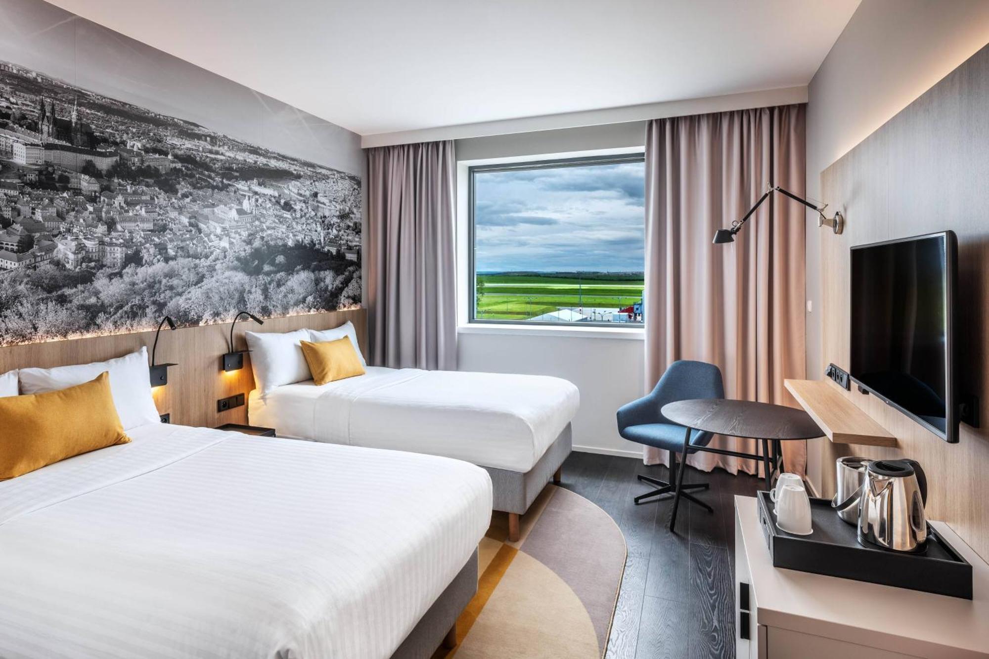 Quarto com 2 Camas de Solteiro e Vista da Pista