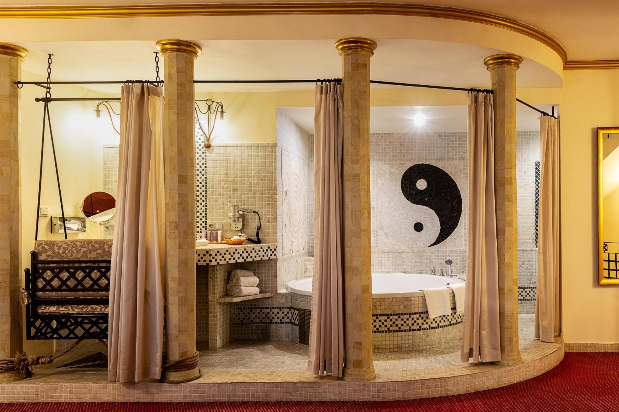 Luxury Suite with Free Minibar, #402