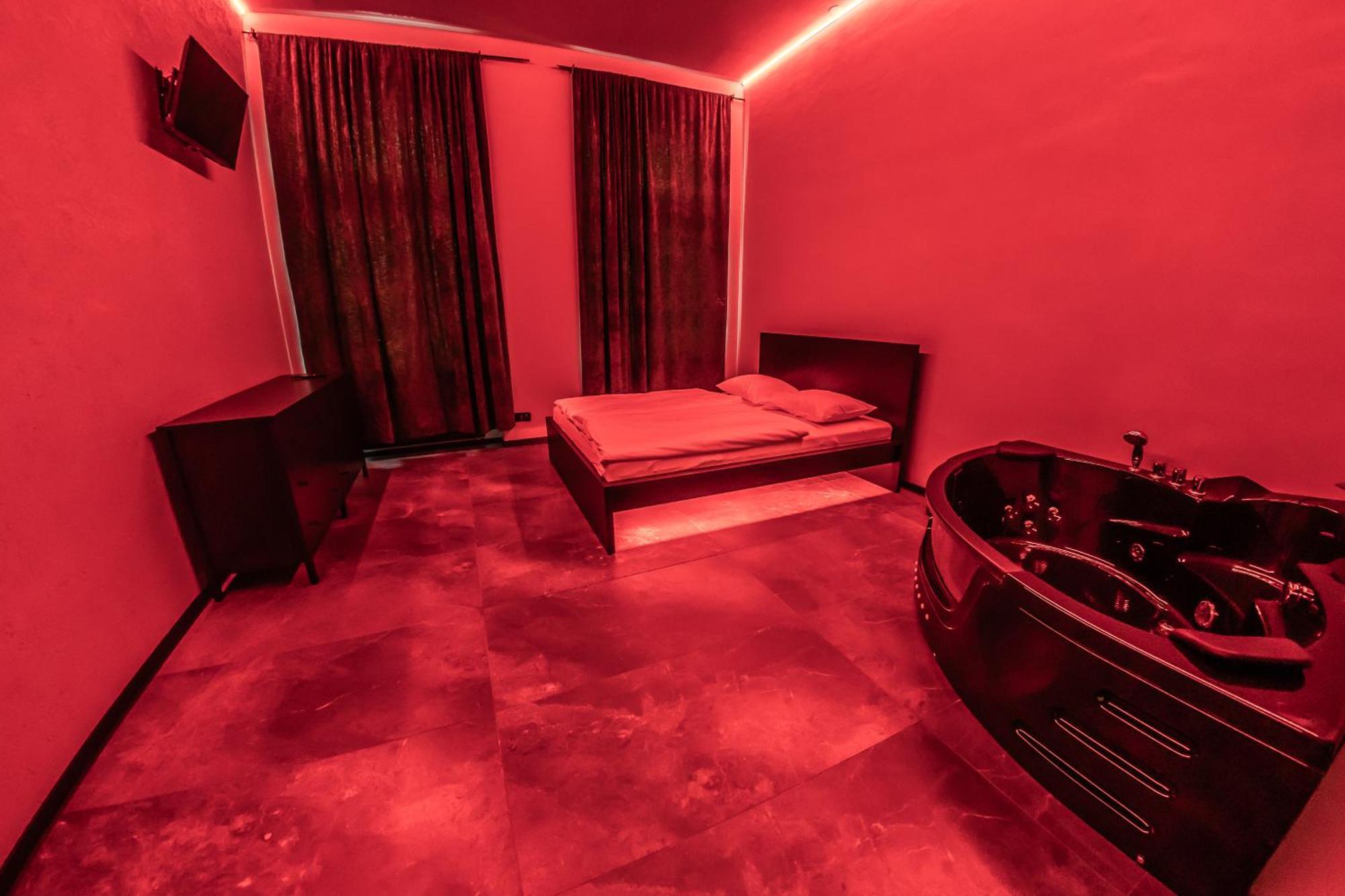 Dvoulůžkový pokoj Deluxe s manželskou postelí a vanou