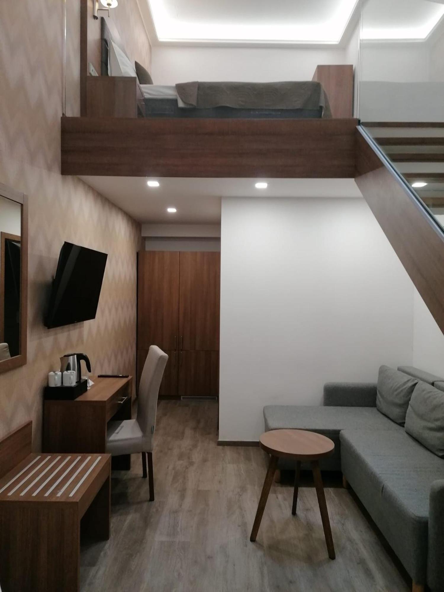 Studio Split Level
