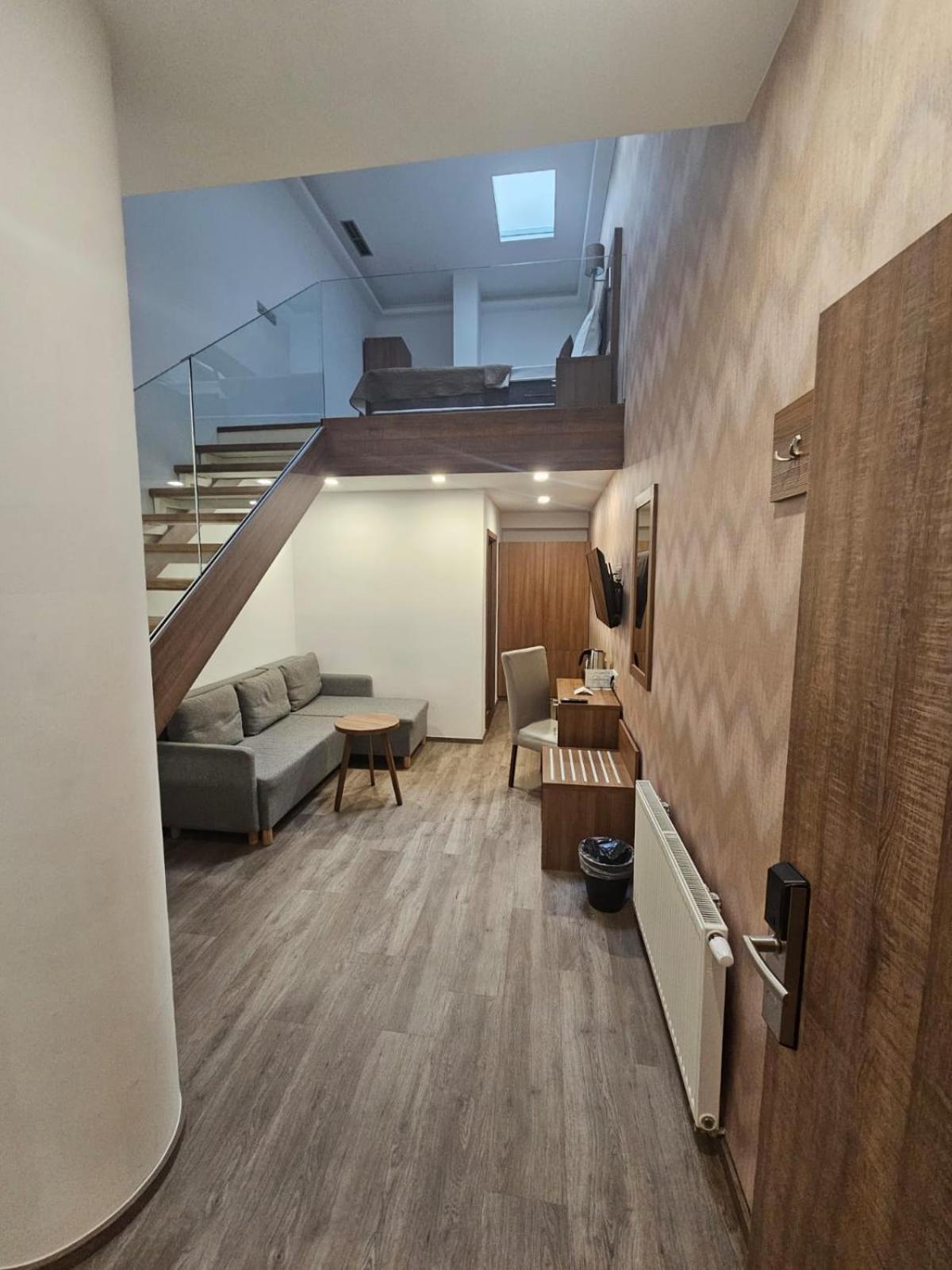 Studio Split Level