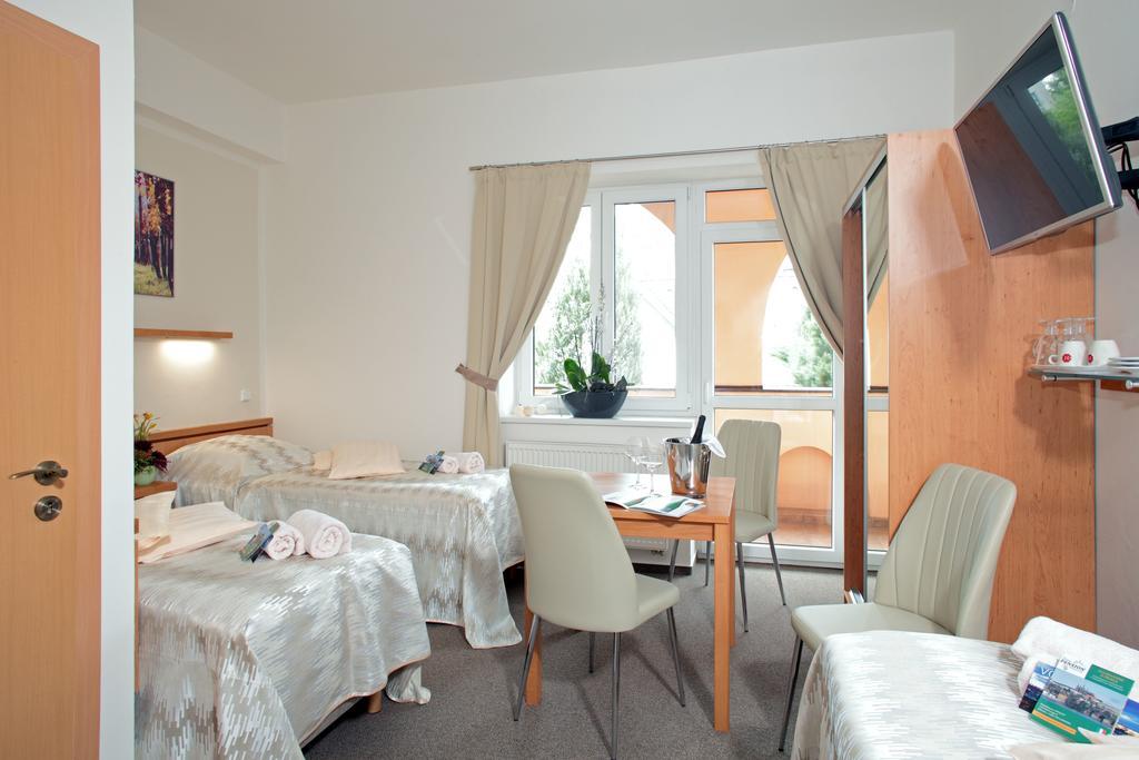 Double or Twin Room,253661285:JPEG