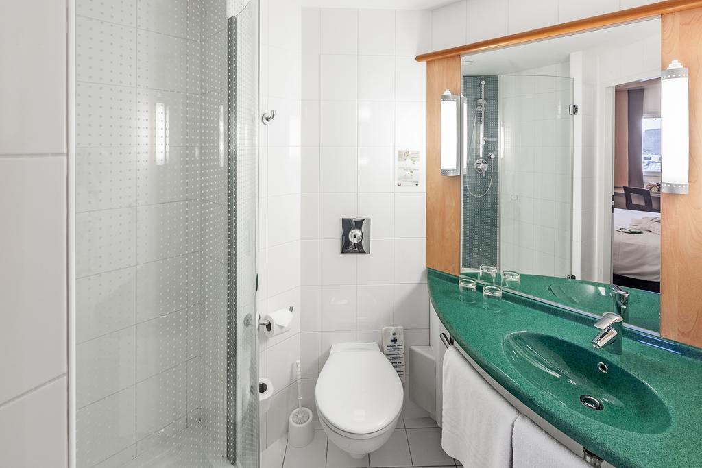 Room 1 double bed