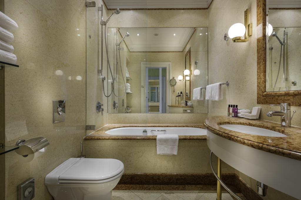 Deluxe Double or Twin Room,912969319:JPEG