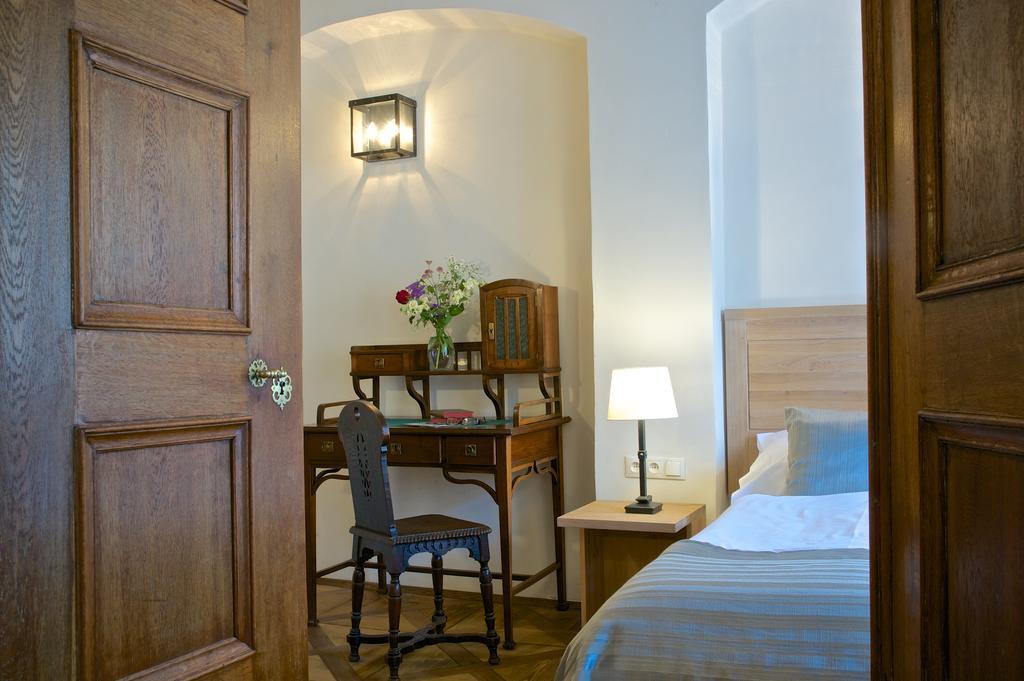 Luxury Two-Bedroom Apartment with Balcony,413465127:JPEG