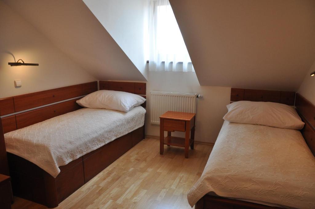 Twin Room Attic,156890766:JPEG