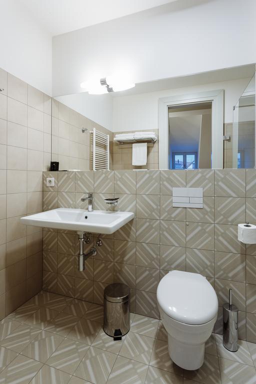 Small Elegant Suite 5