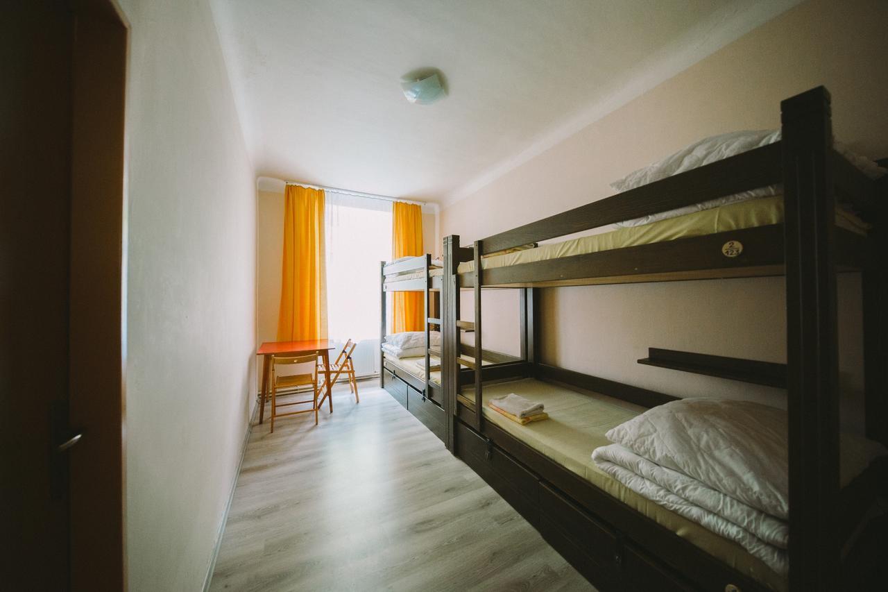 Cama en habitación compartida masculina de 4 camas