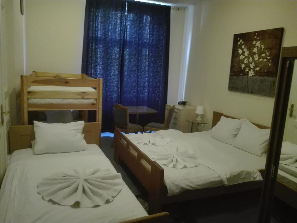 Quadruple Room Shower,762088759:JPEG