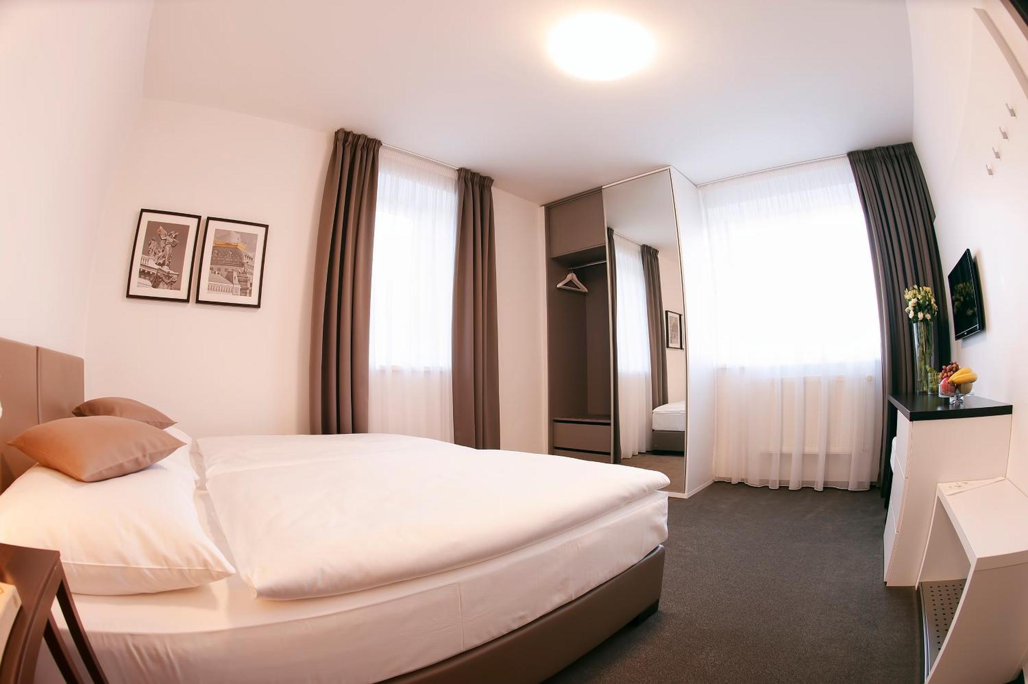 Double Room Ensuite Silver,707570791:JPEG