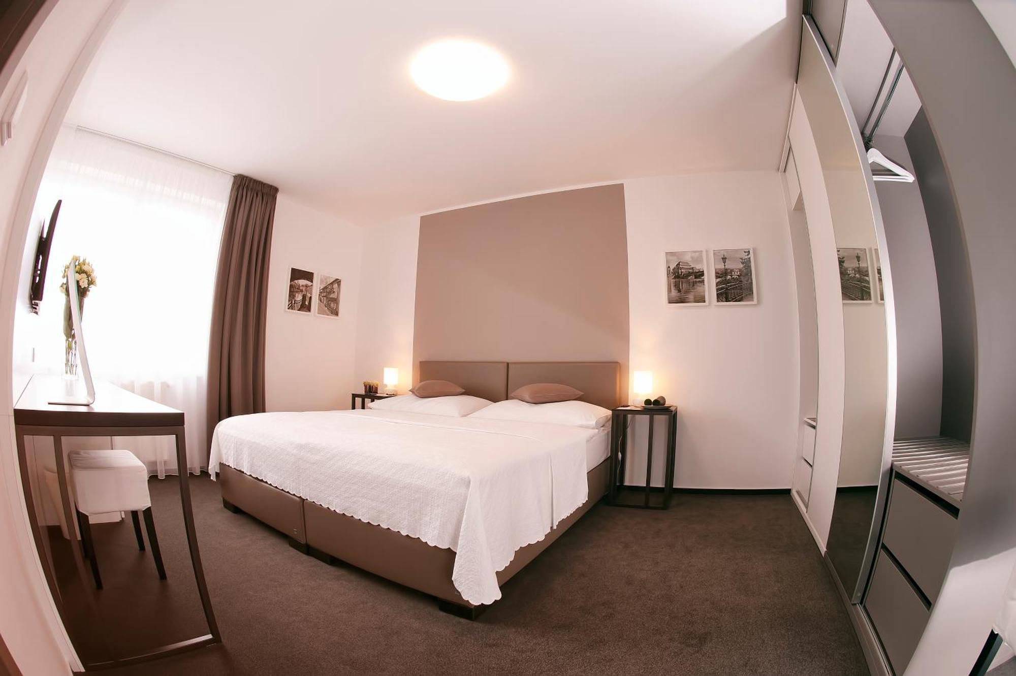 Double Room Ensuite Grey