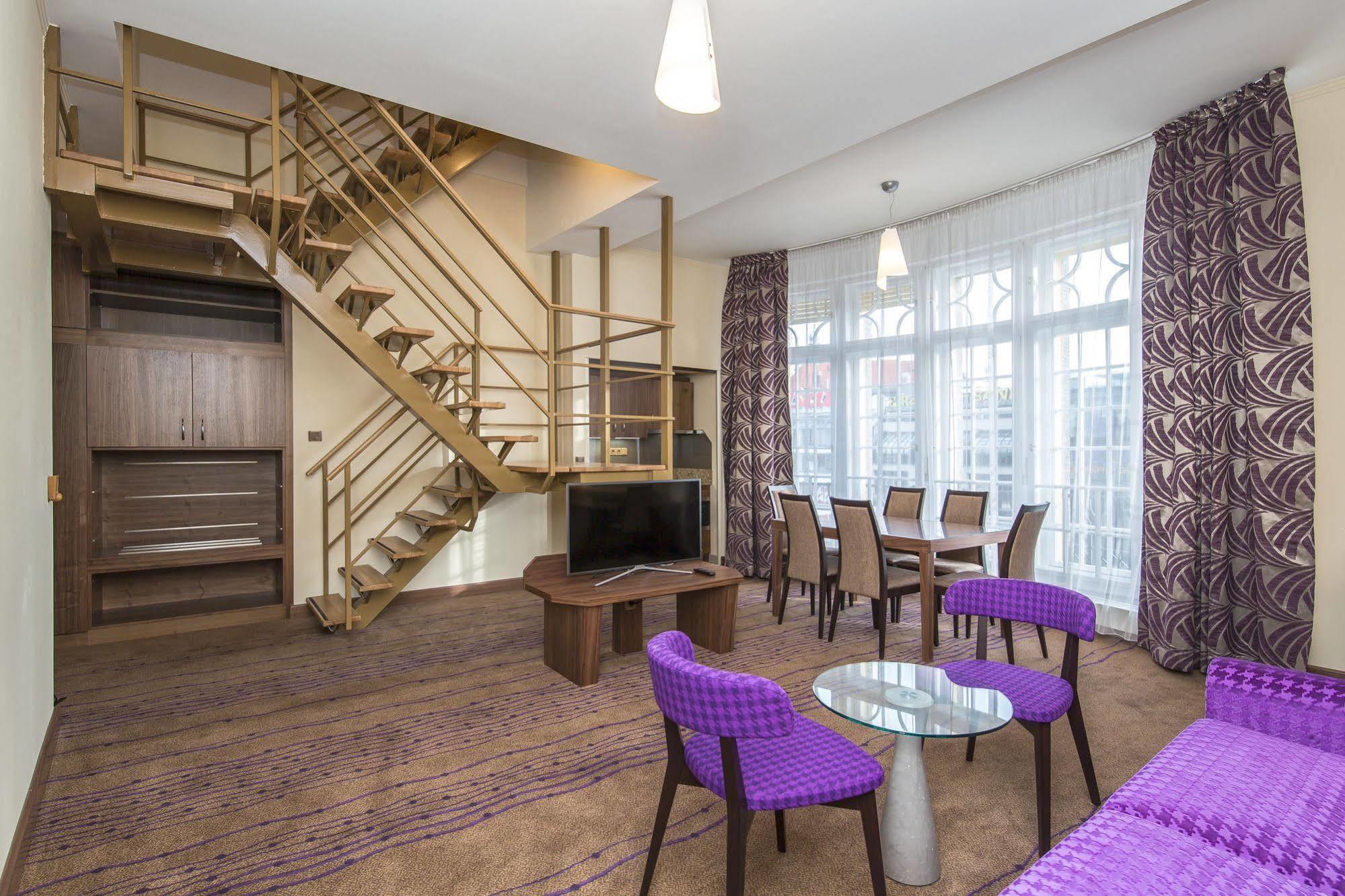 Suite con cama grande y vistas
