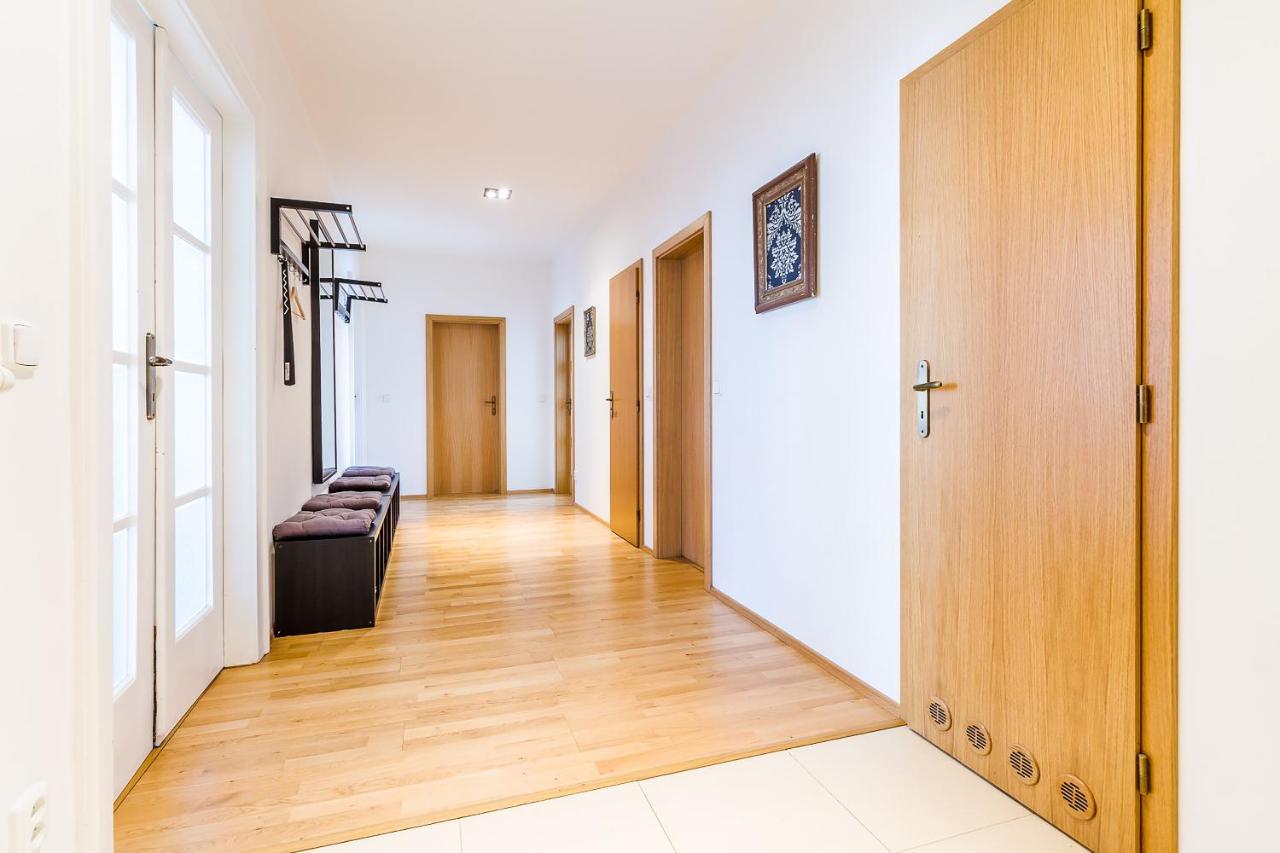 Three-Bedroom Apartment Two Bathrooms Balcony,746218028:JPEG