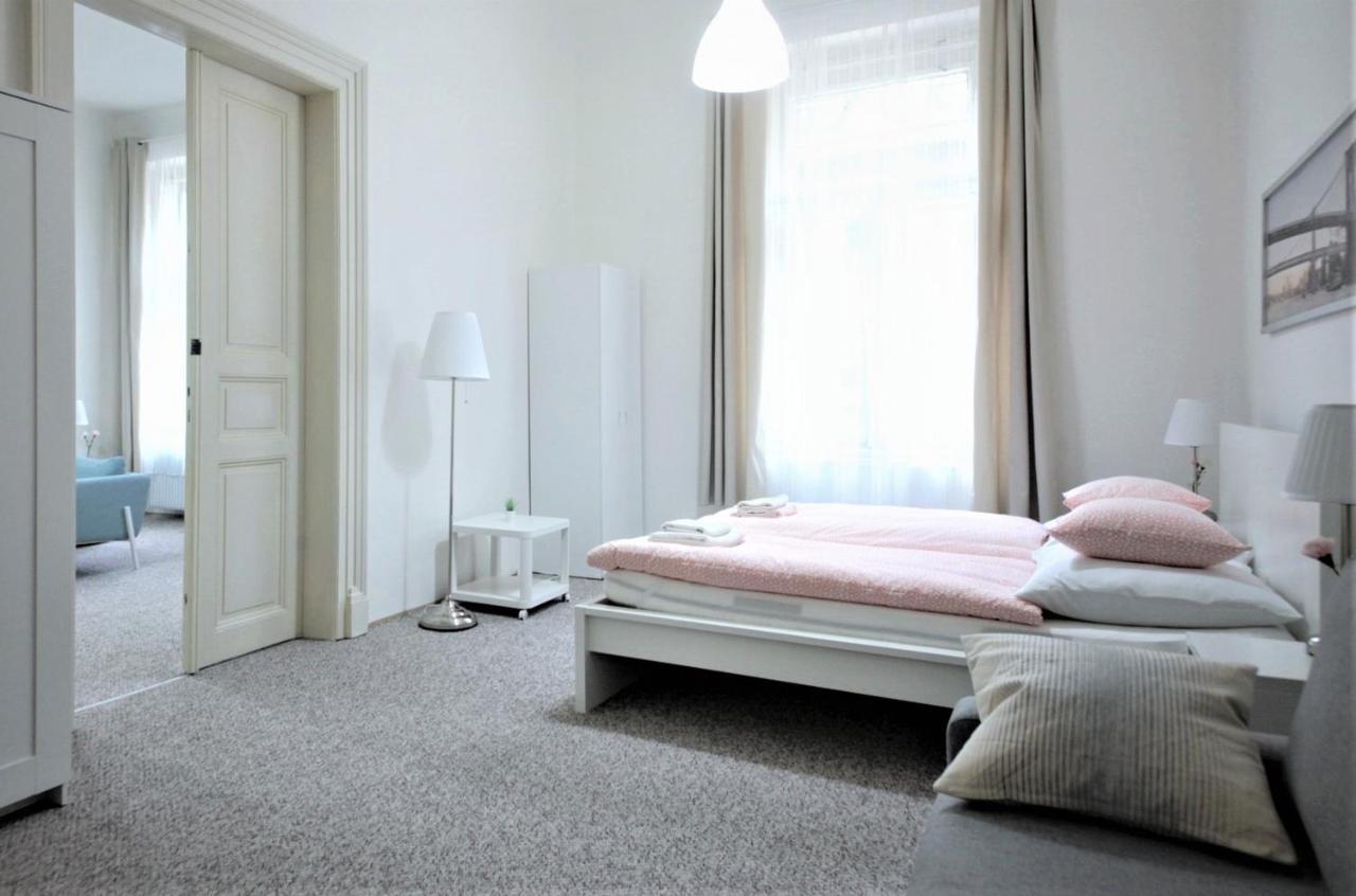 Three-Bedroom Apartment,769868506:JPEG
