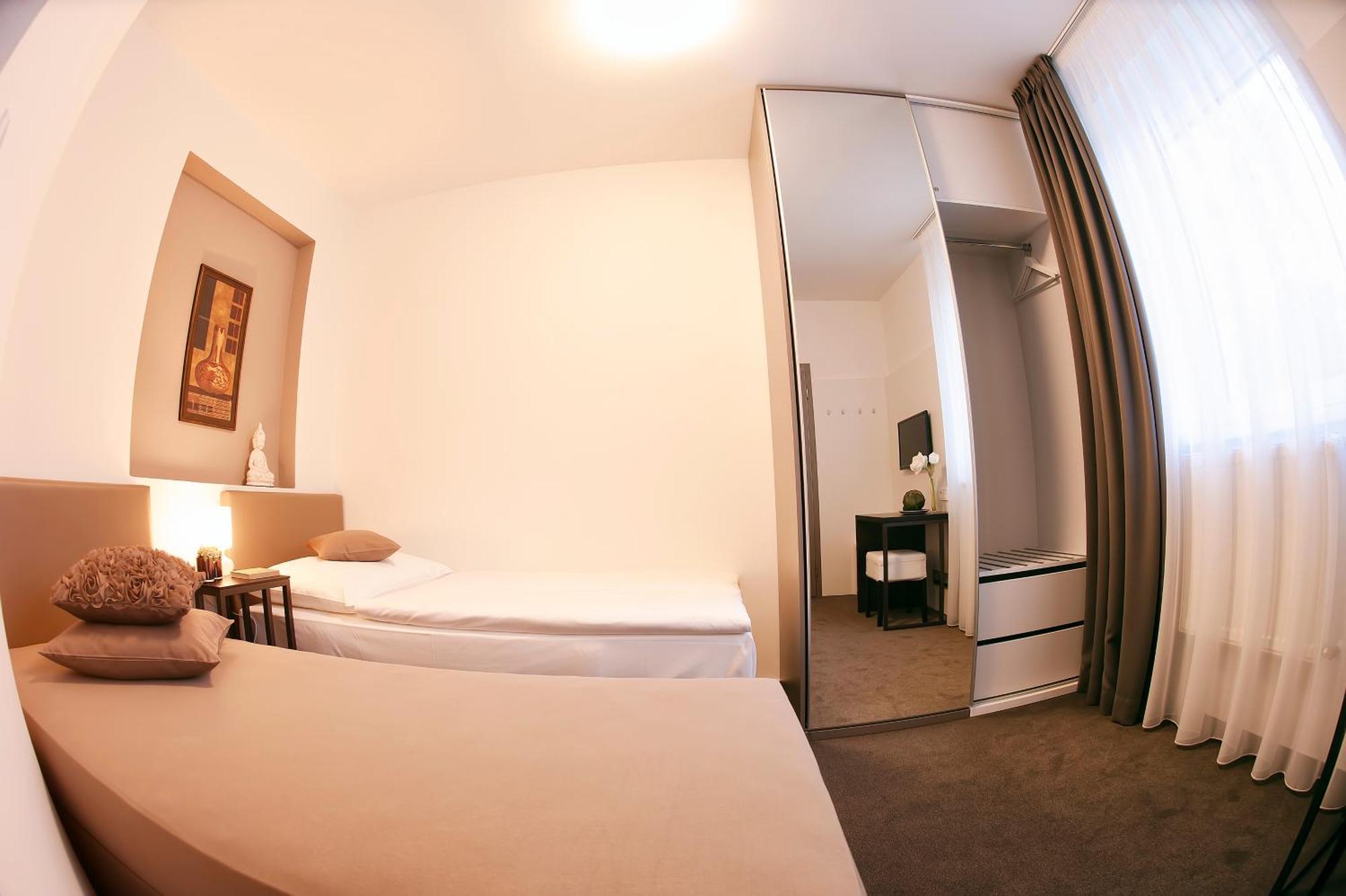 Twin Room Ensuite Grey