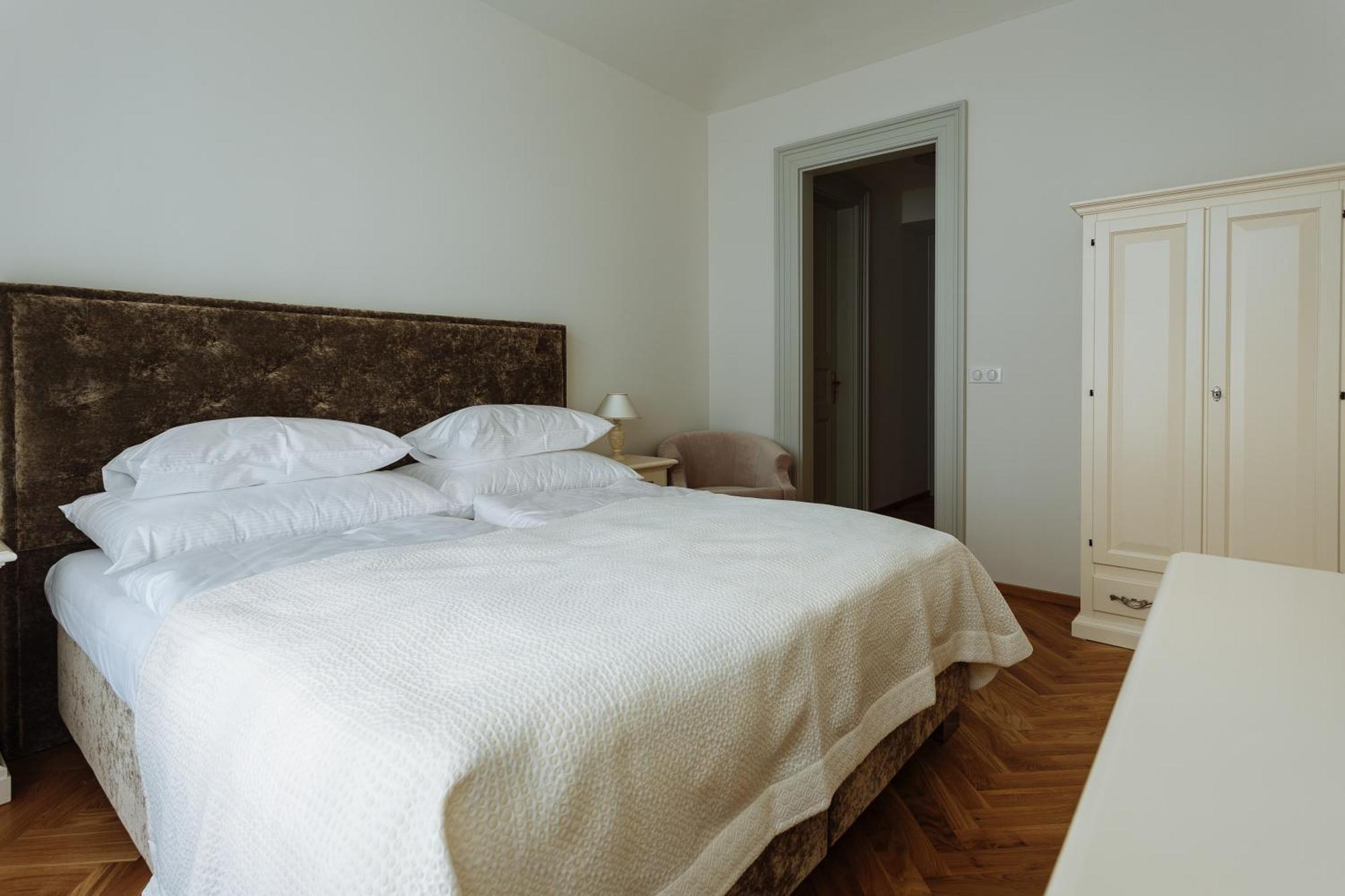 Elegant Suite 2,461874186:JPEG