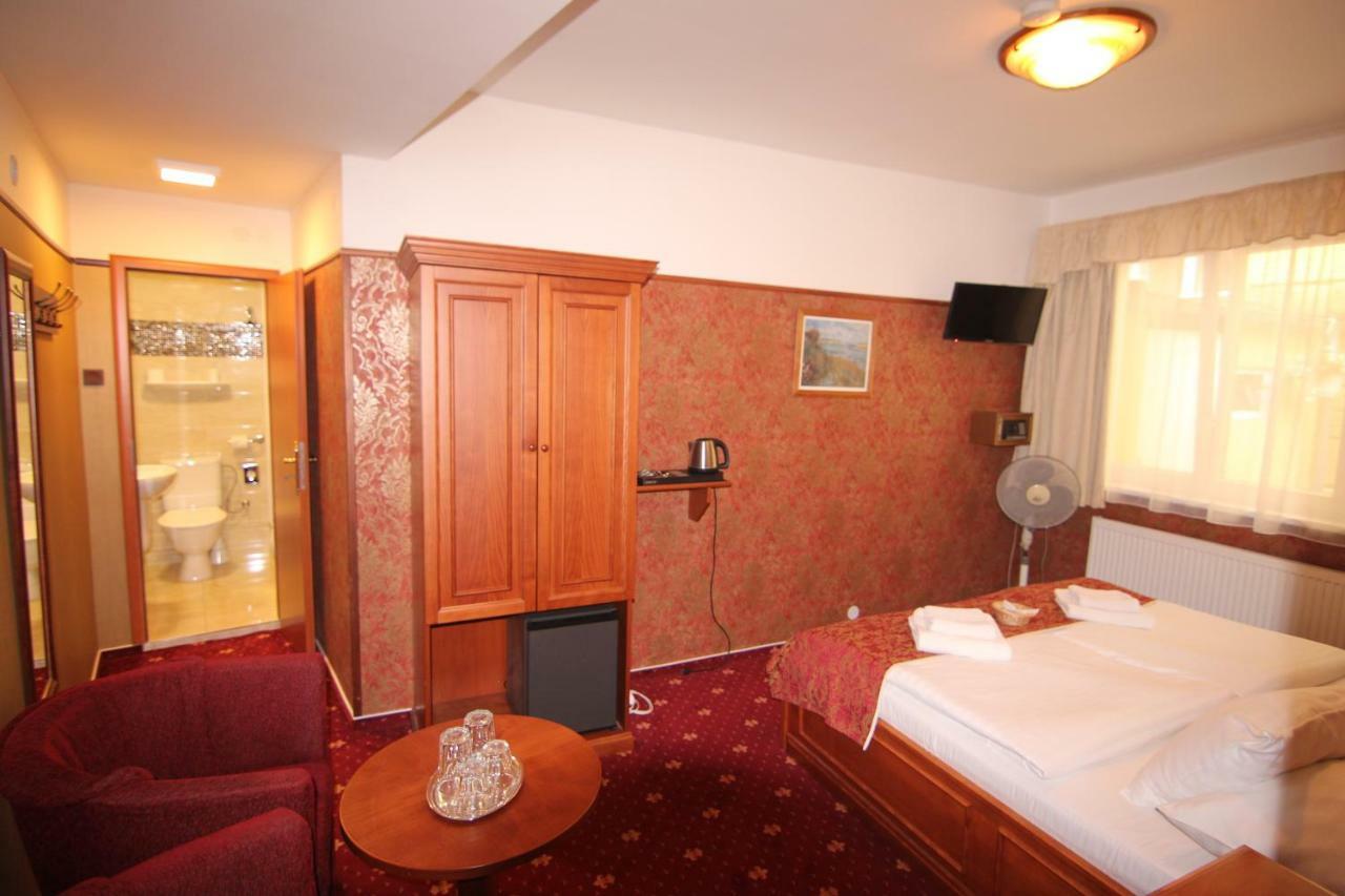 Quarto Econômico com Cama de Casal ou 2 de Solteiro