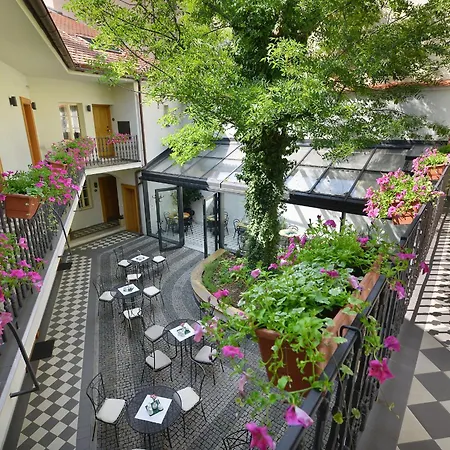 Hotel At The White Lily-2