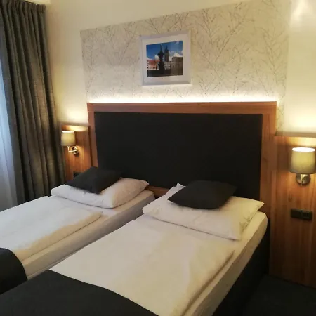 Hotel Bohemians-2