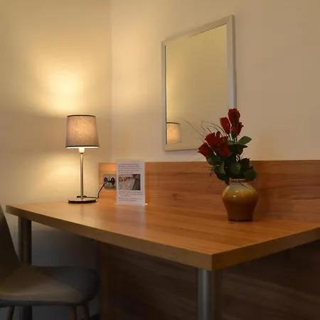 Hotel Bohemians-2
